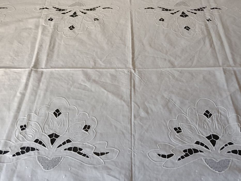 Toalha branca bordada