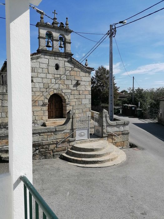 Casa rústica para reabilitar em centro de aldeia perto de Chaves