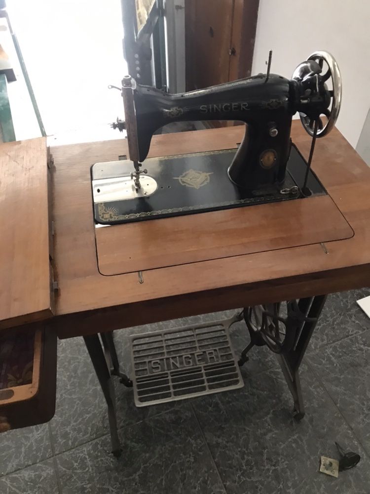 Máquina de costura SINGER antiga