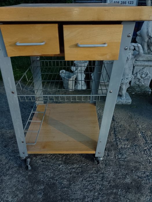 Stolik kuchenny na kółkach