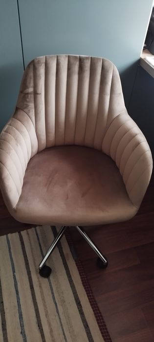 Cadeira de escritório de veludo praticamente nova