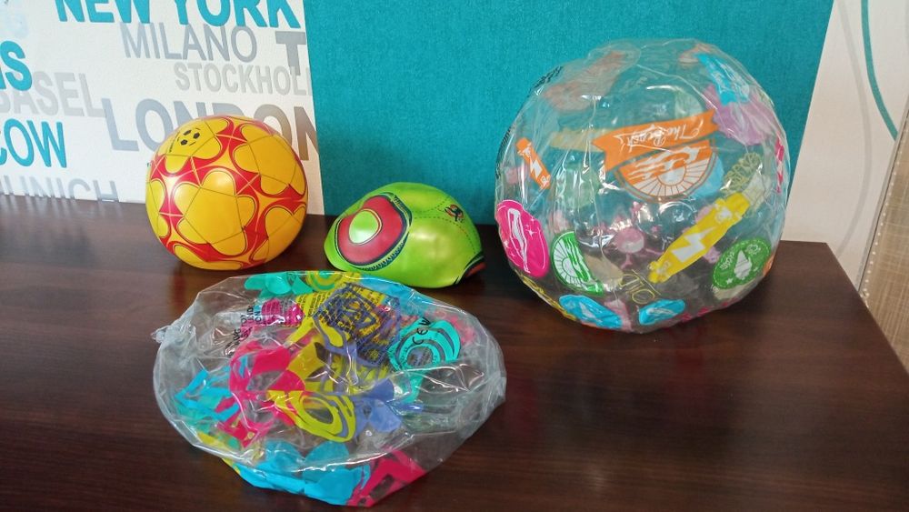 Надувний круг, нарукавники, літак, катер, м'яч.