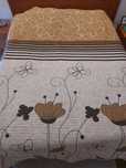 Edredon de cama de casal bege e castanho