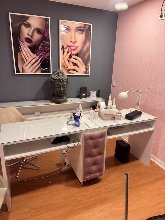 Vendo mesa de manicure e movel de manicure