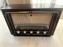 Rádio vintage à venda – peça antiga em madeira