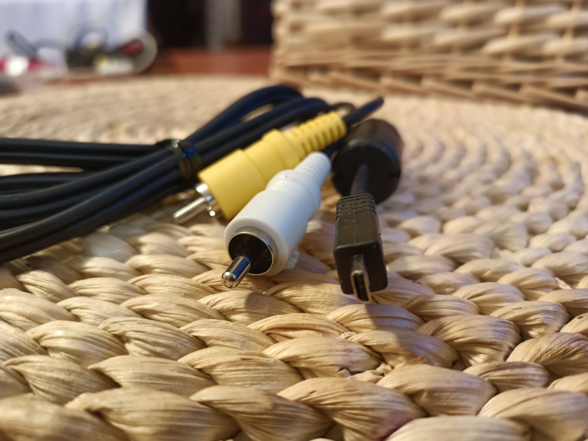 Kabel USB 8pin - 2 x Cinch Video AV tj. foto na tv