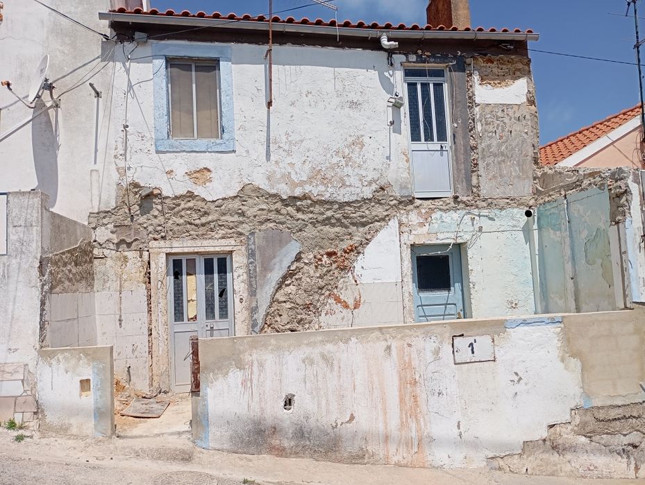 Vendo moradia geminada para remodelação