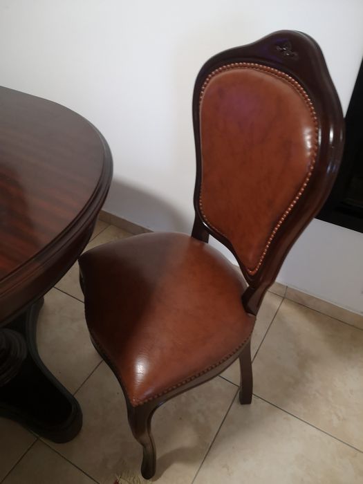Vendo mesa de sala totalmente em mogno.. Sem Marca de uso.. Como nova.