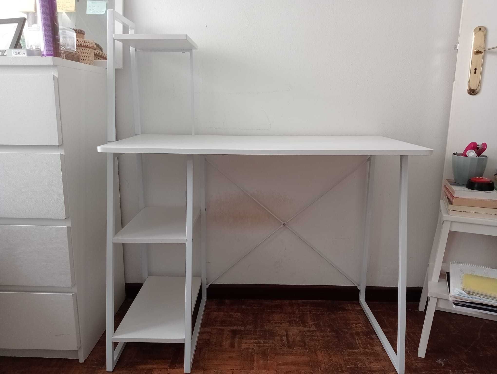 Secretária branca ideal para espaços pequenos