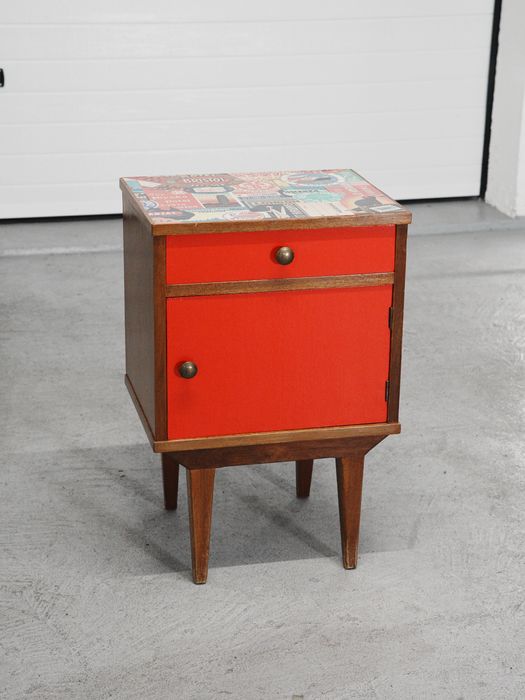 Mesa de cabeceira vintage restaurada e personalizada