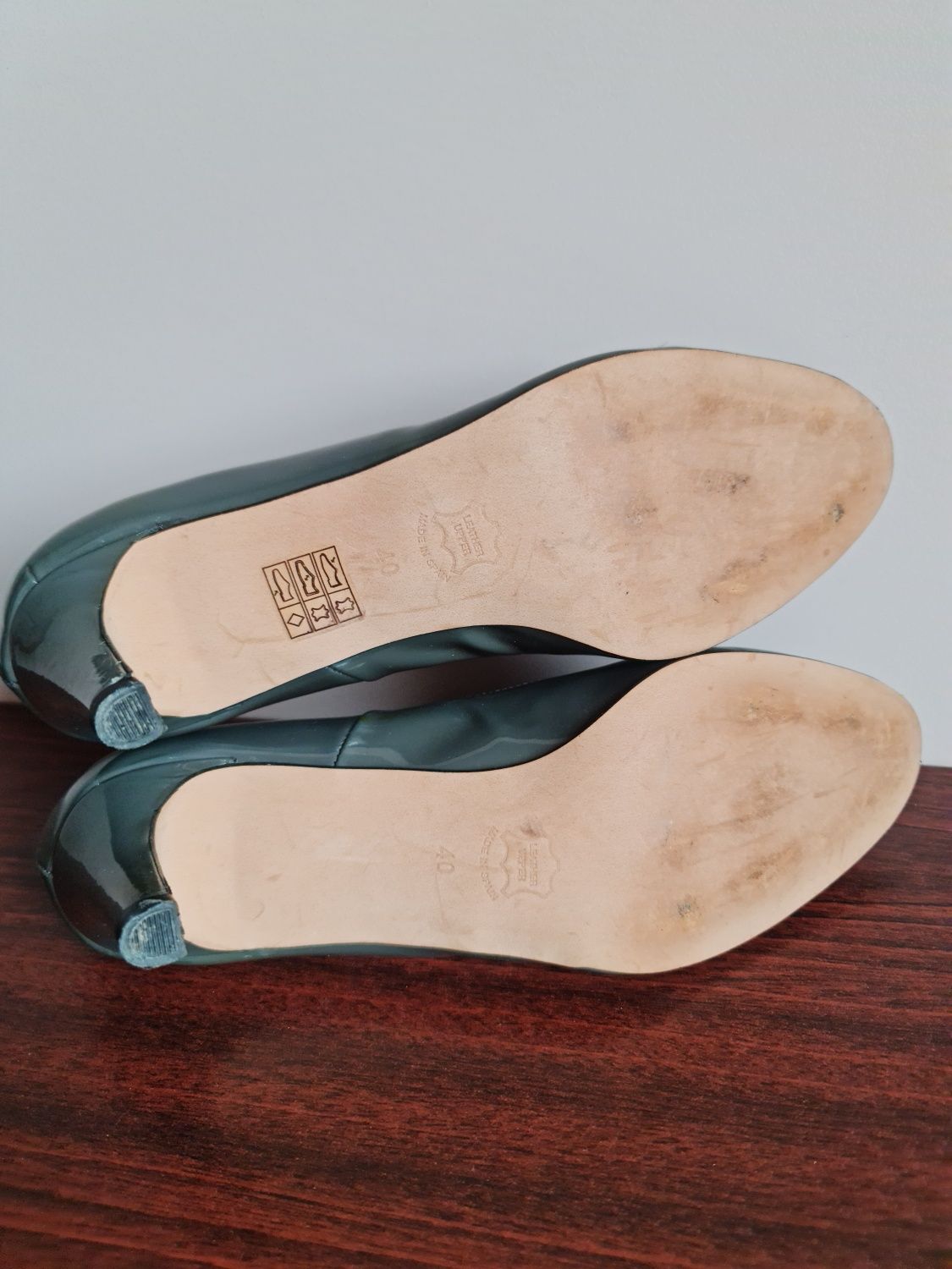 Buty szpilki szare lakierowane na obcasie
