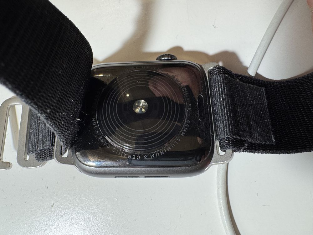 Zegarek Apple Watch SE 44 mm czarny Paski