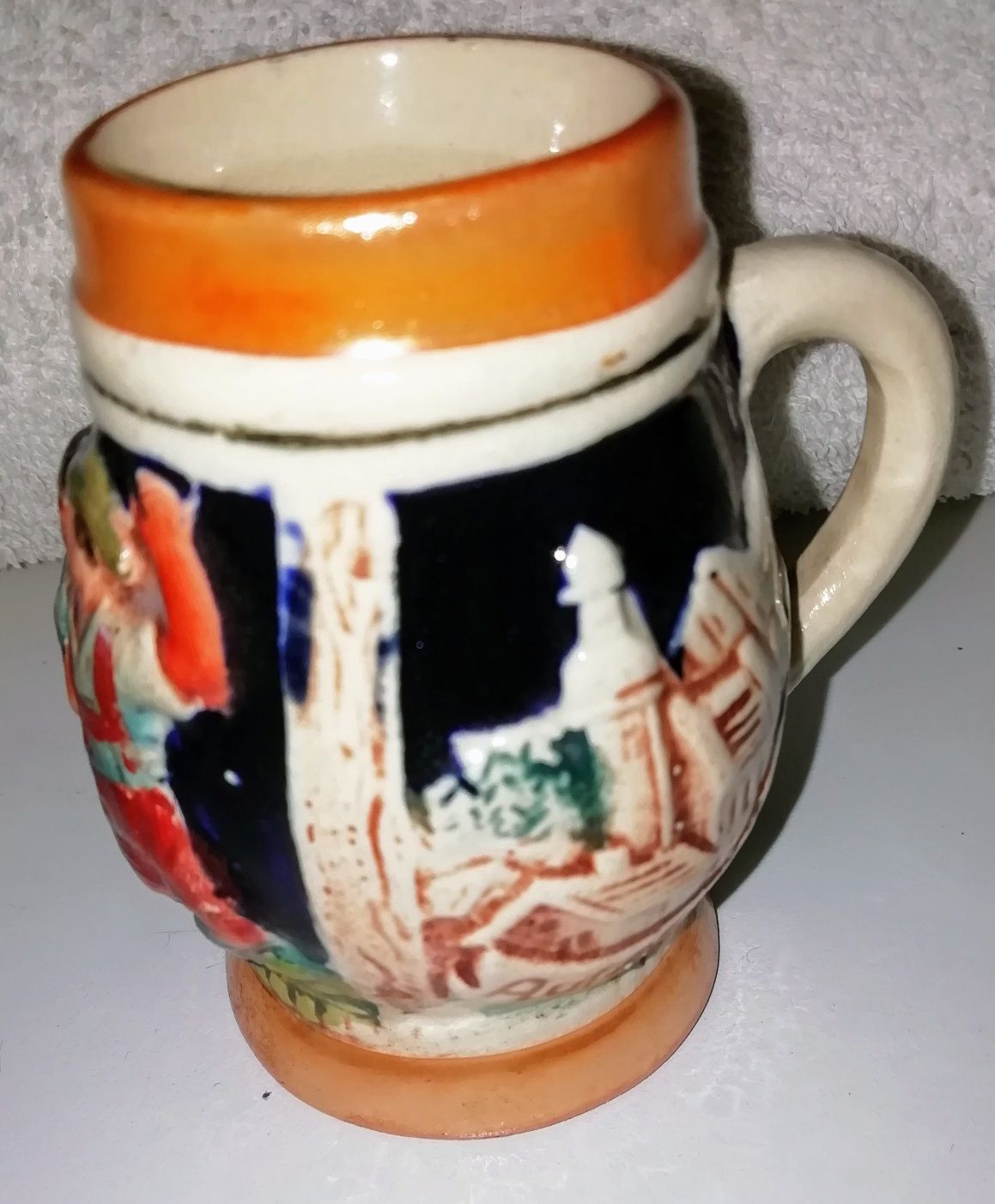 Caneca antiga em loiça