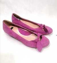 Замшевые малиновые туфли балетки на шпильке полностью кожаные
Sisley