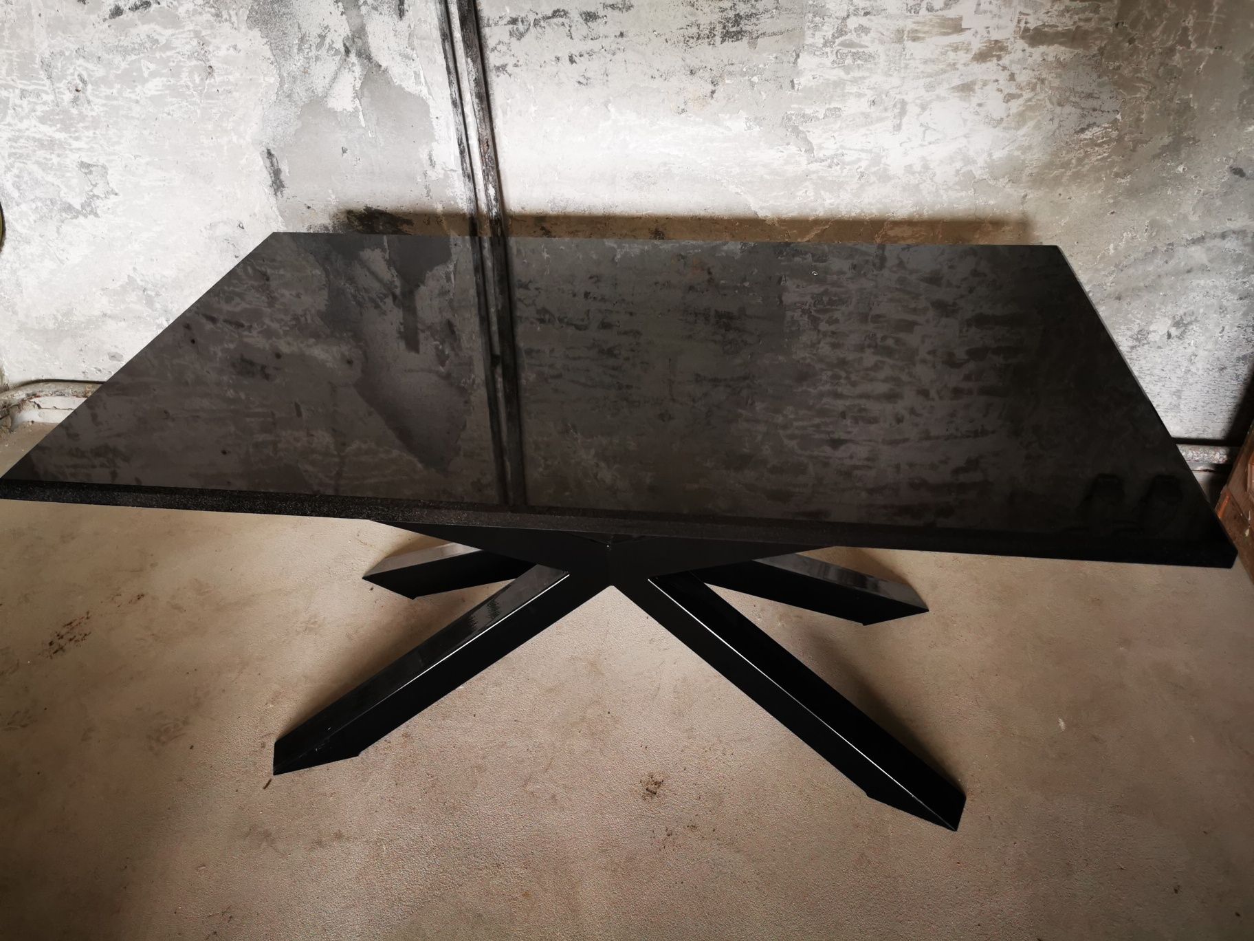 Stół Granitowy z stelażem metalowym.