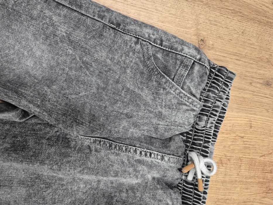Piękne spodnie jeansowe joggery  chłopięce szare Sinsay 122