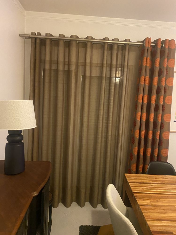 Cortinados de sala e casa de jantar com pendentes e varões