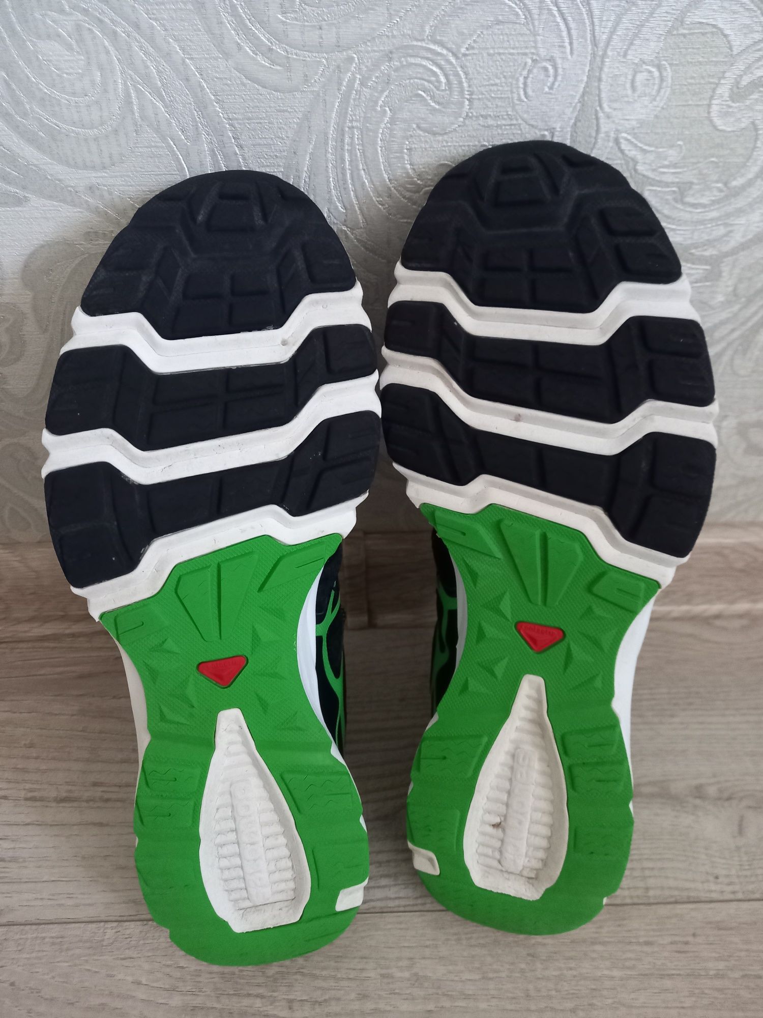 Продам кроссовки Salomon
