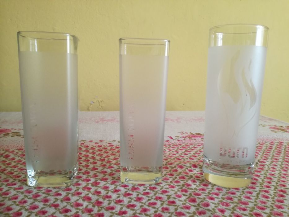 3 szklanki: 2x Luksusowa i 1x Burn energy drink