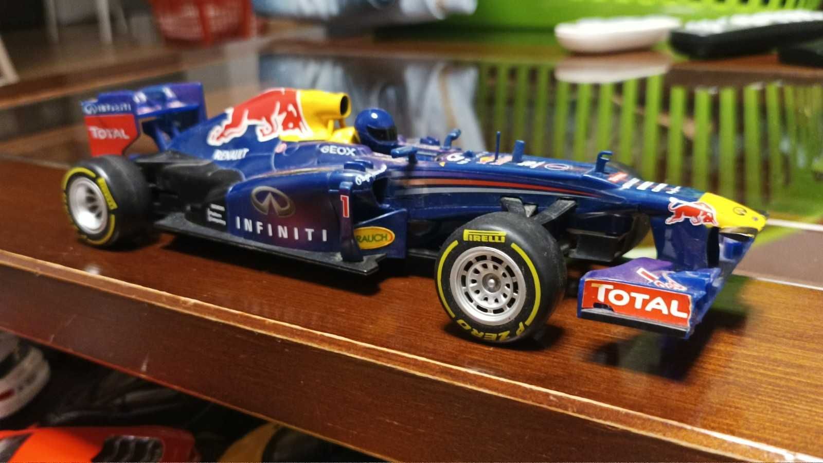Miniatura F1 Infiniti Red Bull Racing RB9 escala 1/24