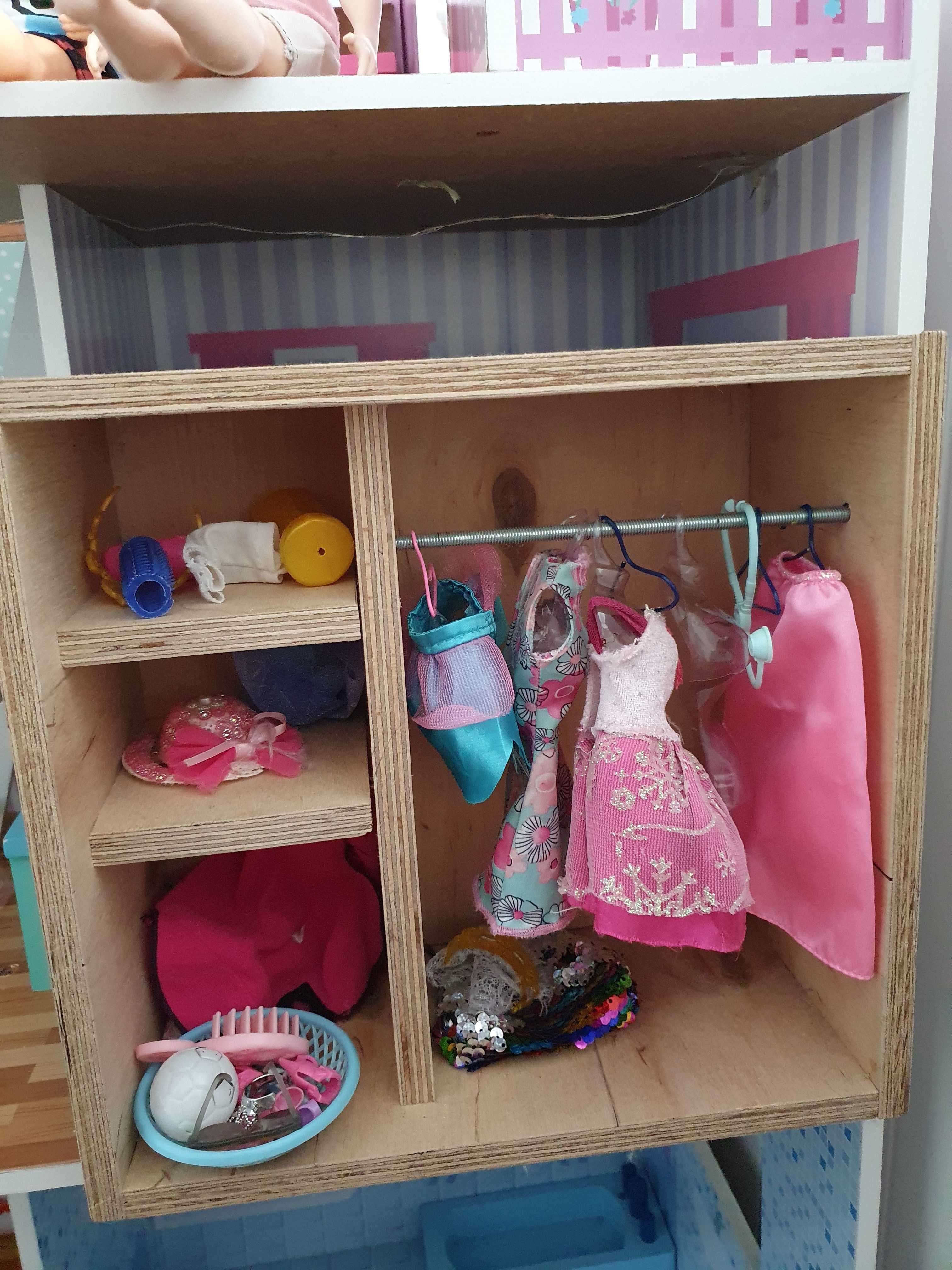 Domek Barbie XXL na kółkach z LED +lalki