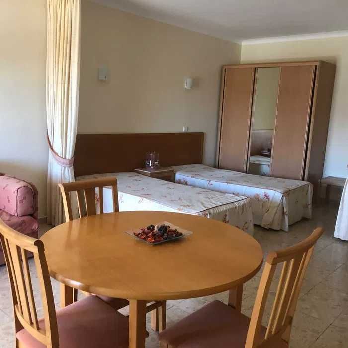 Apto. T0  para férias,piscinas  situado no Algarve na Praia da Rocha