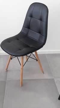 Cadeiras em branco ou preto com pés em madeira