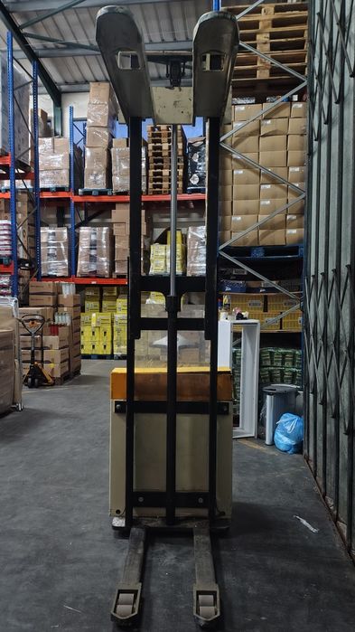 Stacker Noblift com bateria nova