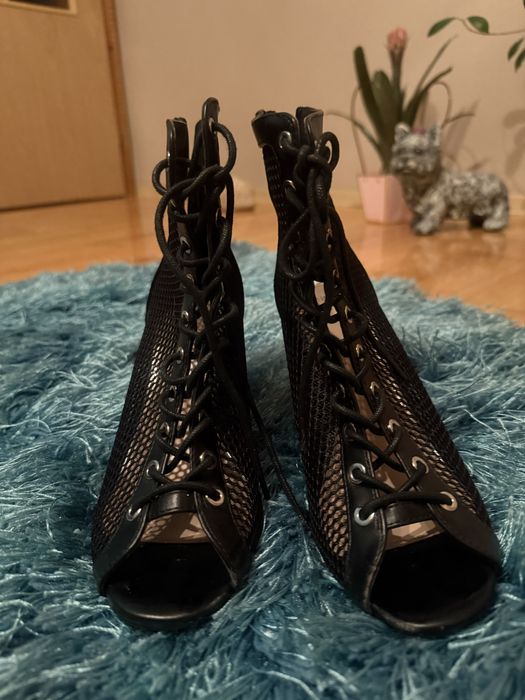 Buty damskie na obcasie siateczka