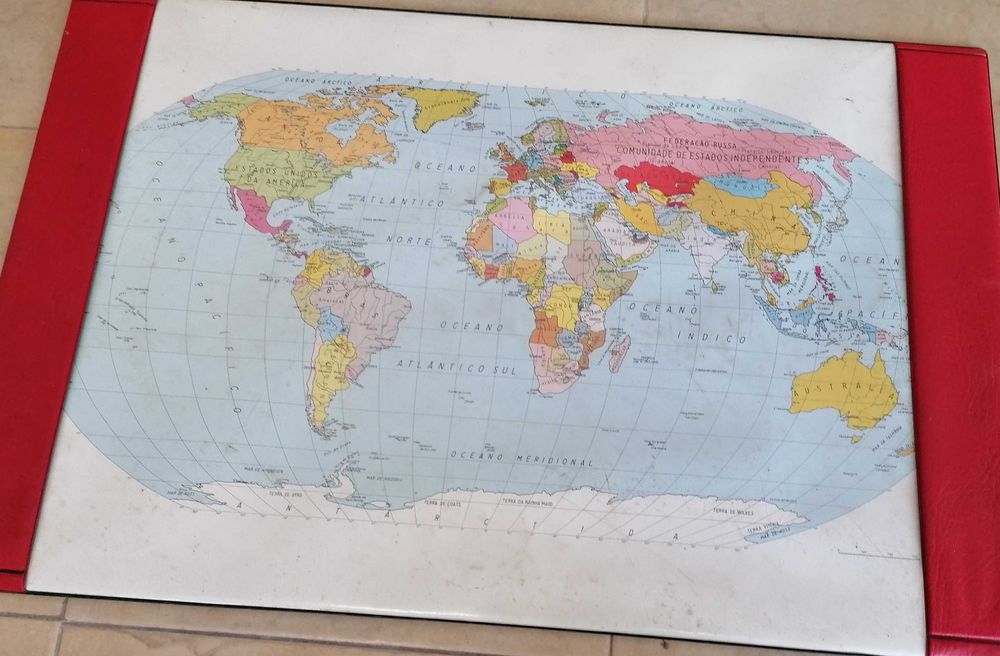 Protetor de secretaria , "mapa mundo", os dois por 5€