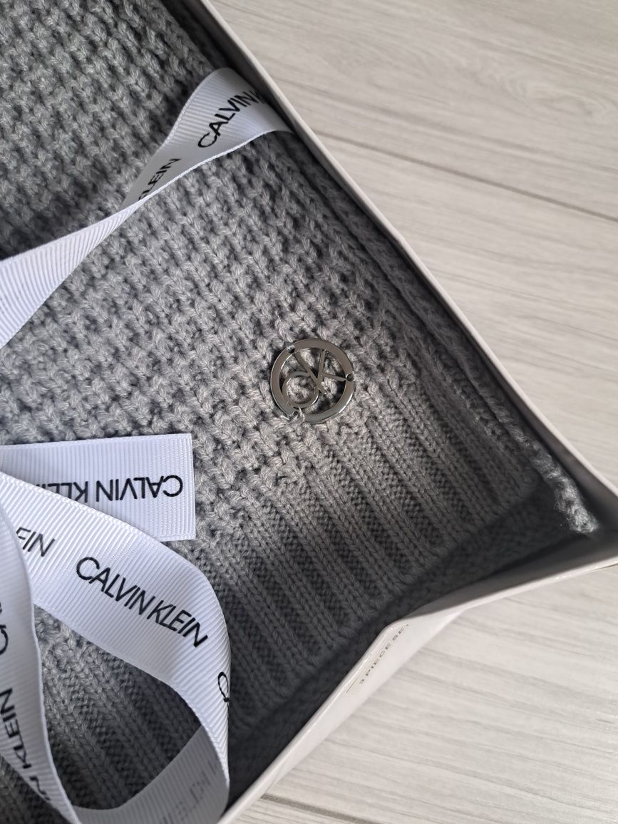 Calvin Klein новий набір. Оригінал.
В наборі шапка, шарф, рукавиці. 
Н