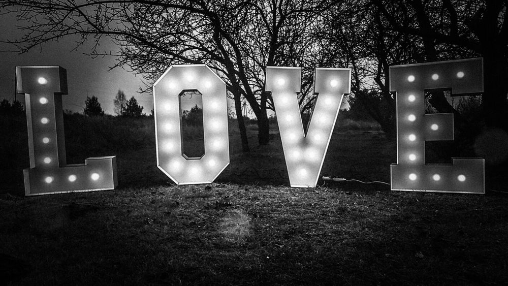 Napis LOVE podświetlany