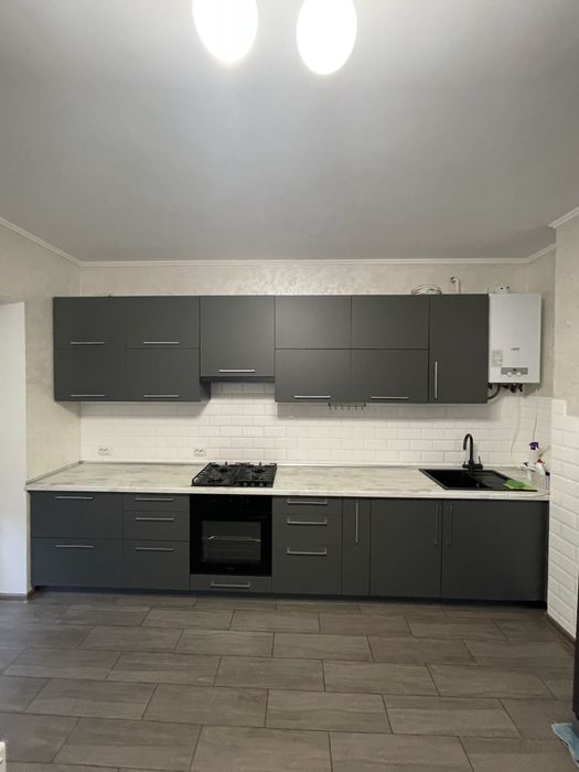 Продам фасади на кухню сірого кольору з ручками