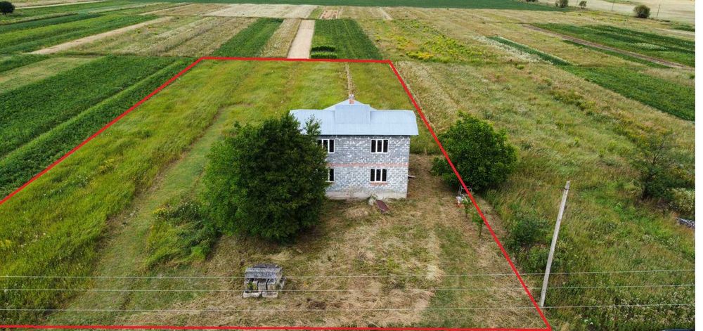 Продається незавершене будівництво  в с .Угільна 20сот.землі!