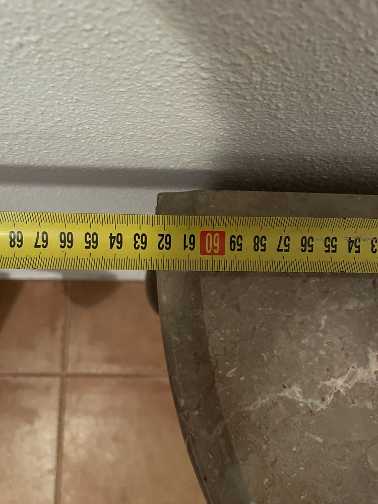 Mesa de apoio com tampo em pedra