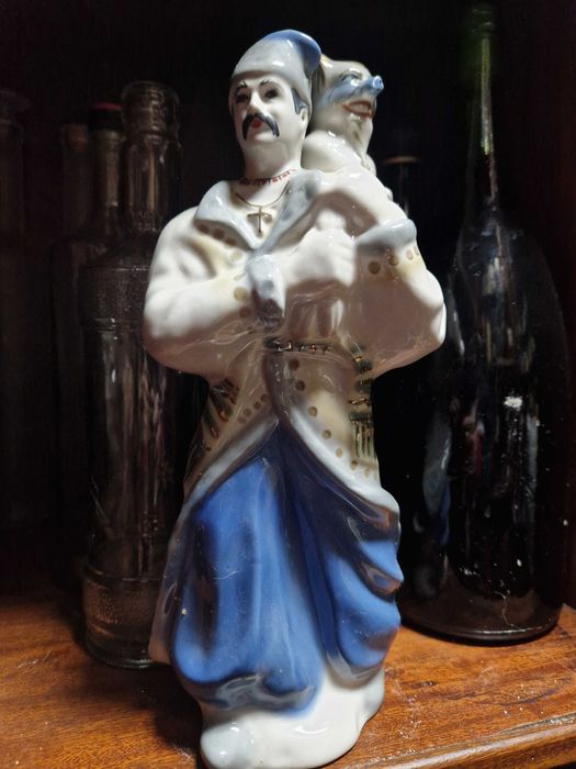 Garrafa antigade de porcelana, origem ucraniana