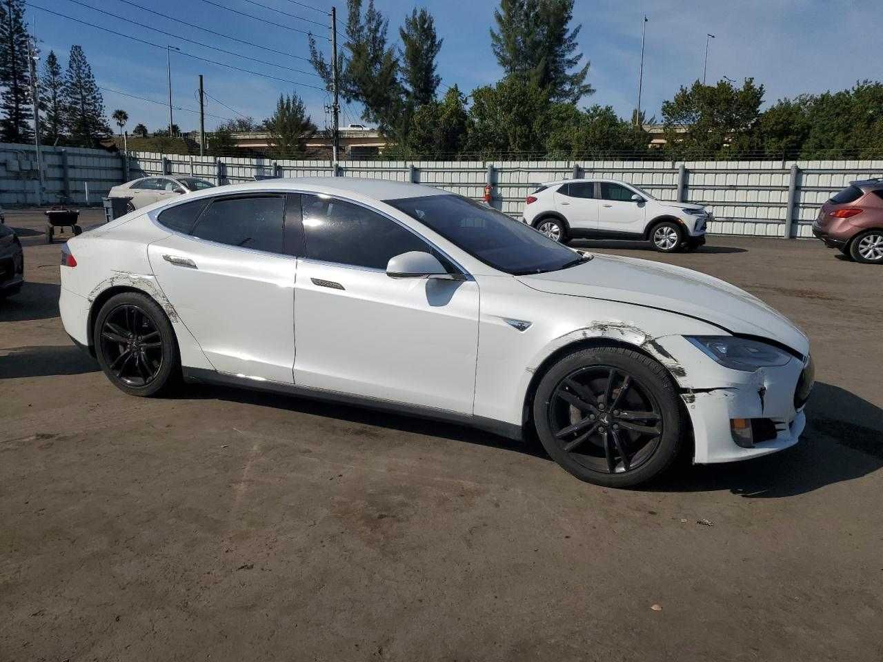 Tesla Model S 2015