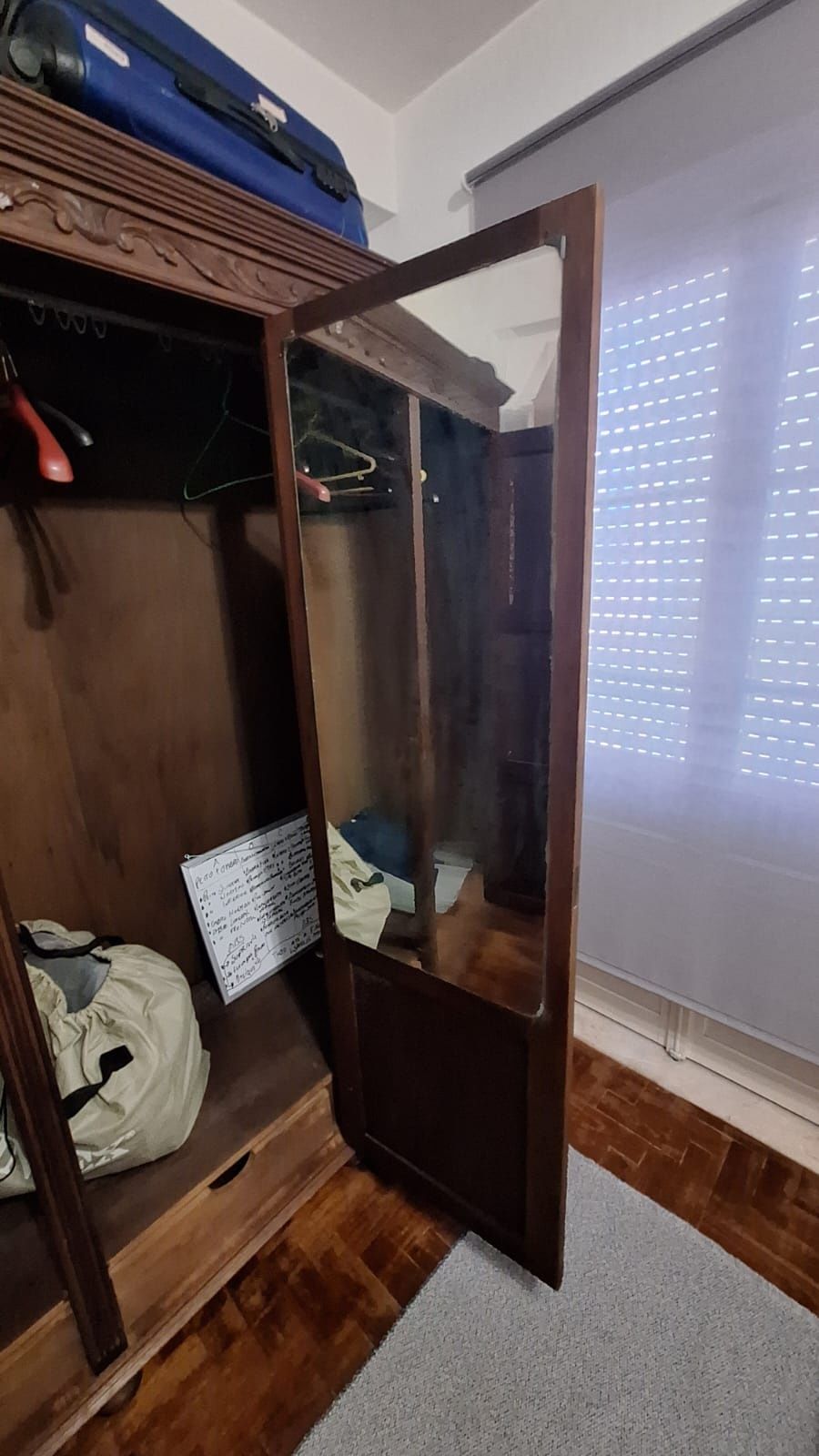 Roupeiro antigo castanho escuro