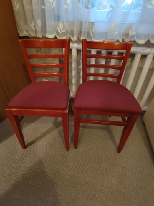 Dwa drewniane bordowe krzesła