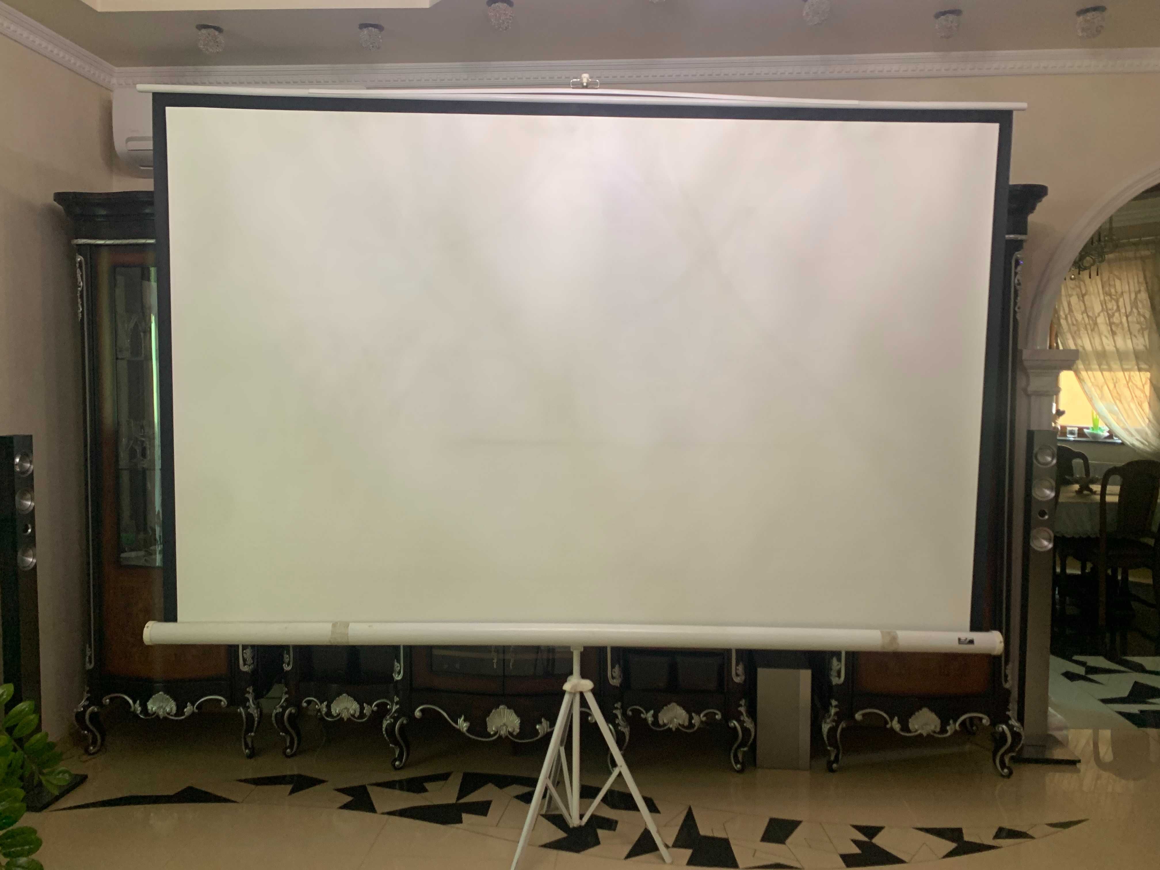 Проекційний екран Elit Screens на тринозі