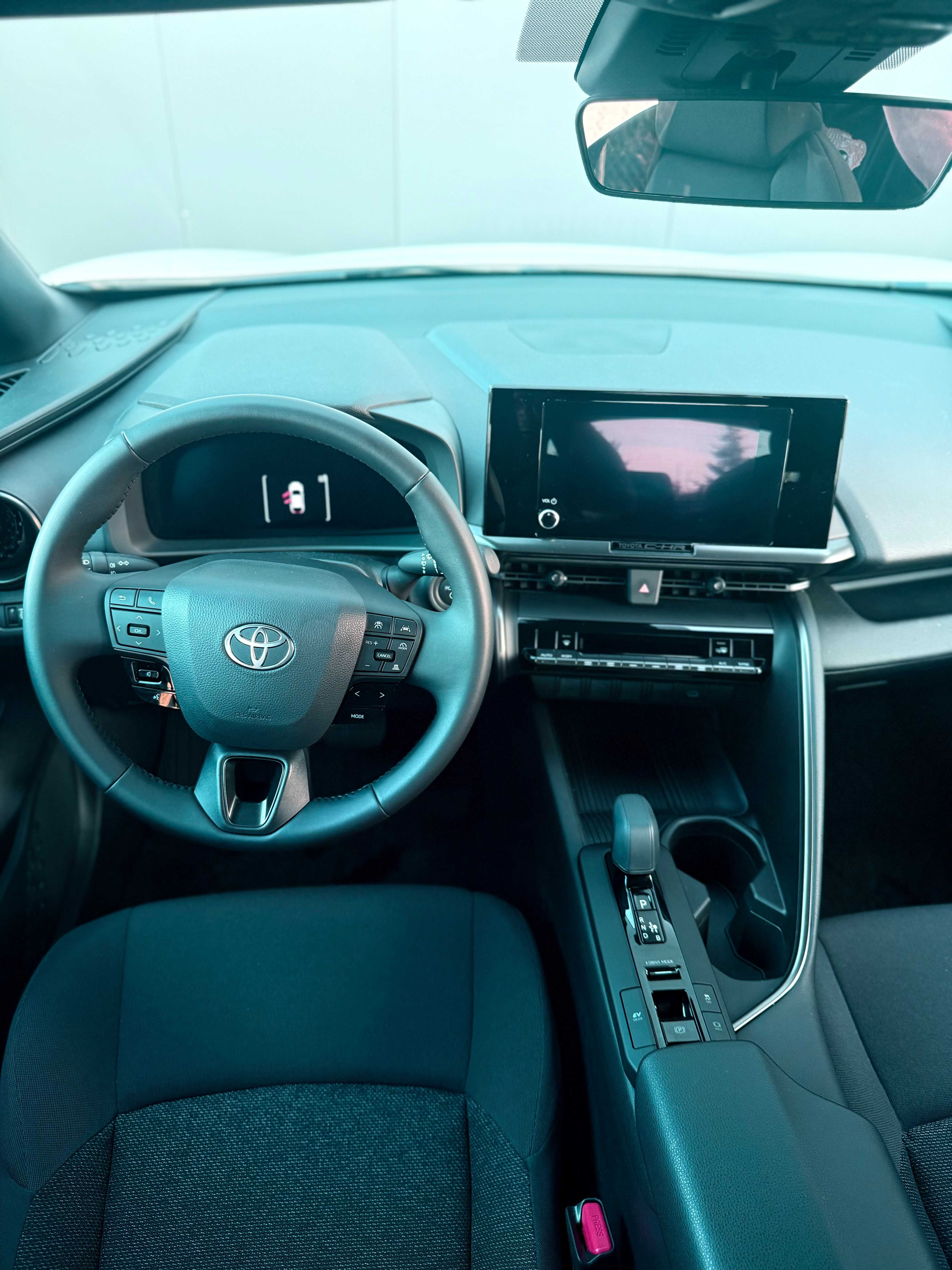 Wynajem nowe Toyoty C-HR hybrydy 2025