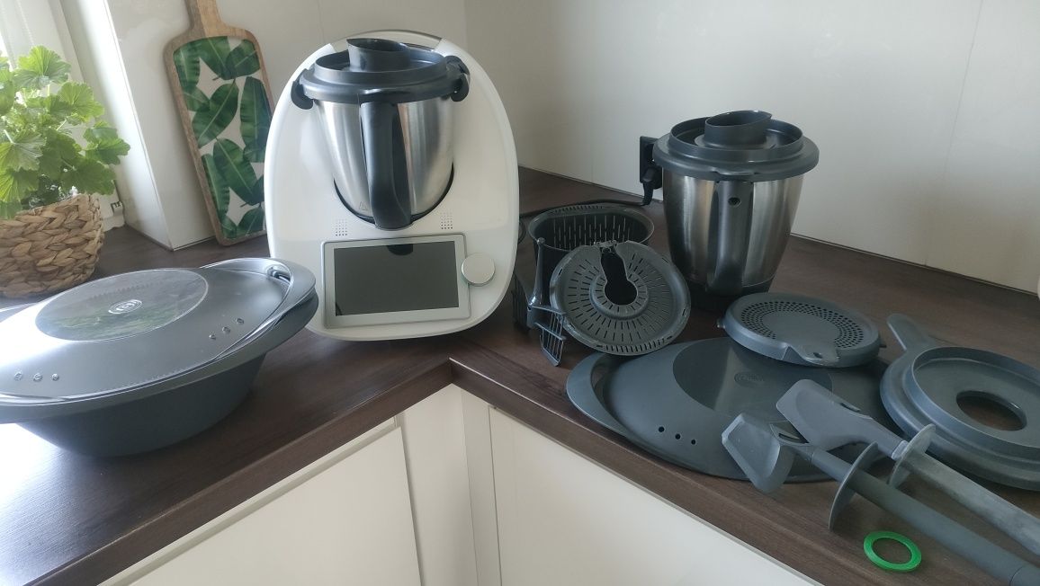Thermomix TM6 plus dodatkowe naczynie plus akcesoria