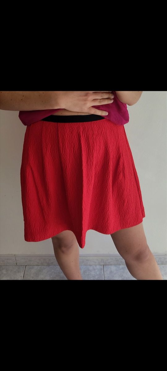 Conjunto top rosa + saia vermelha