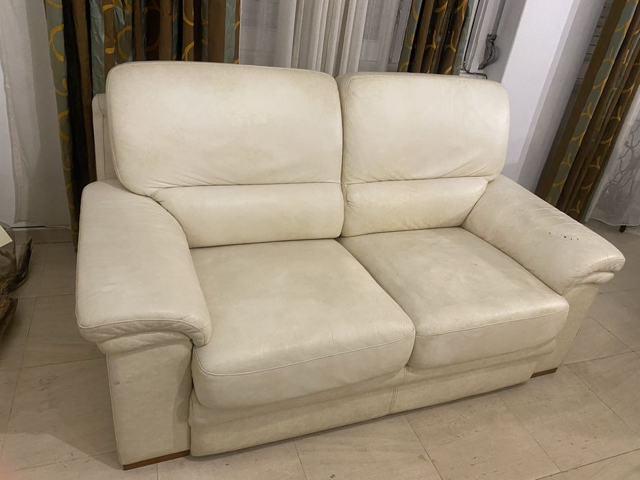 Sofá bege em pele com 3 lugares