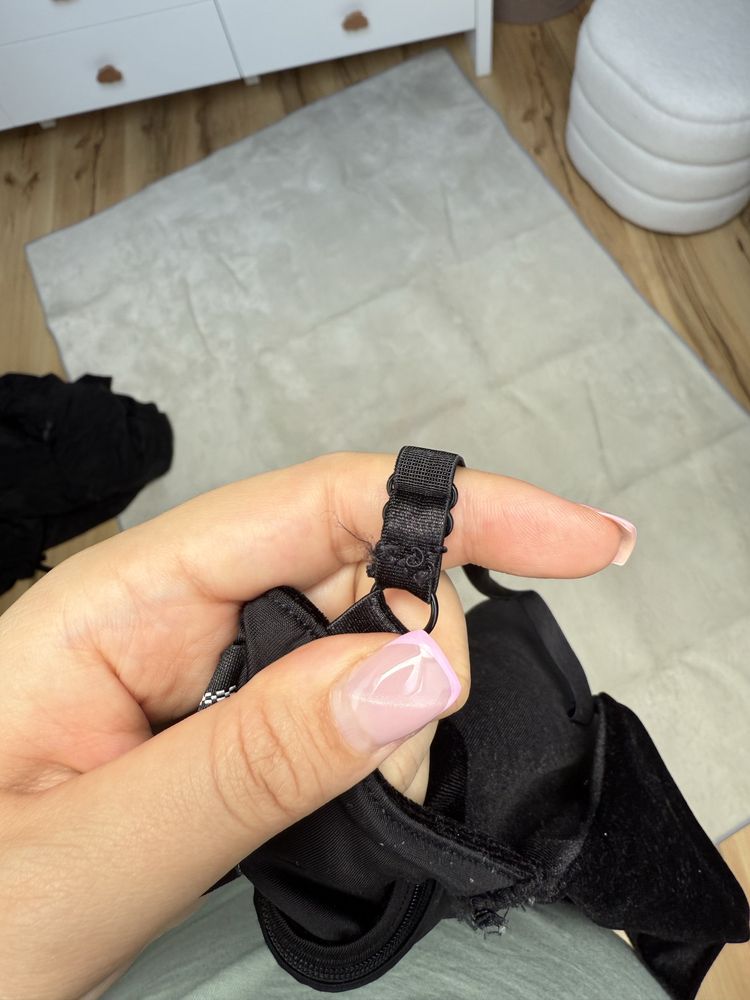 Sukienka welurowa czarna midi Guess S