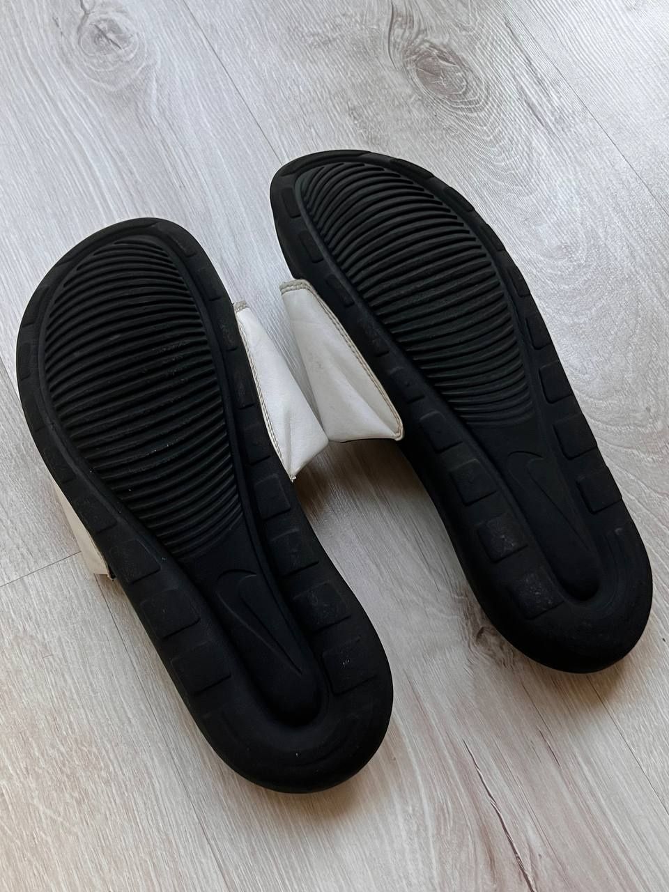 Kapcie Nike     .