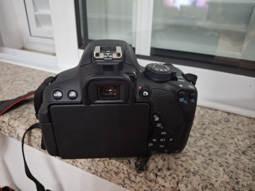 Canon 700D + Lente 18-135mm + Mochila