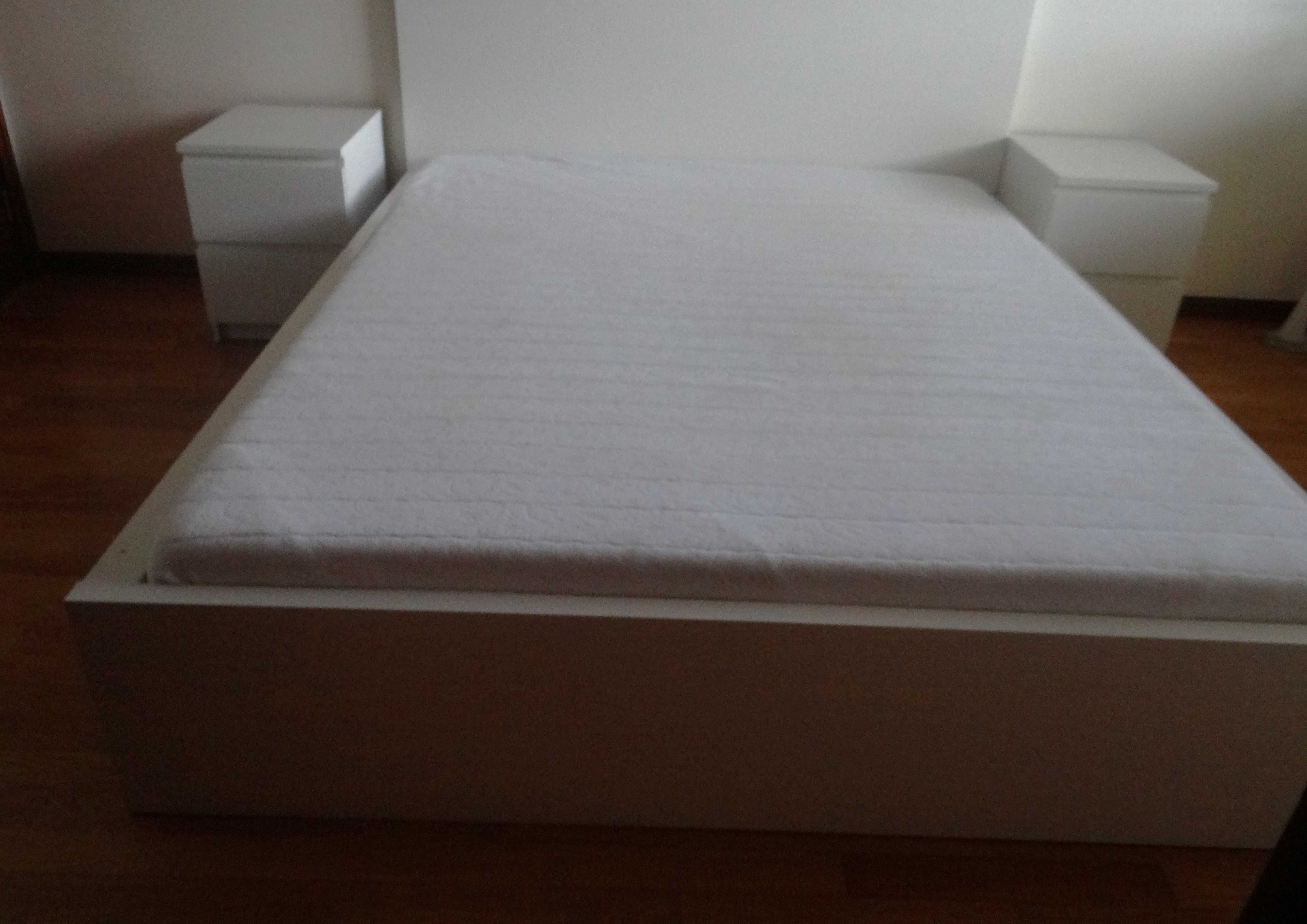 Cama Matrimonial - Confortável e Moderna com 2 mesinhas de cabeceira