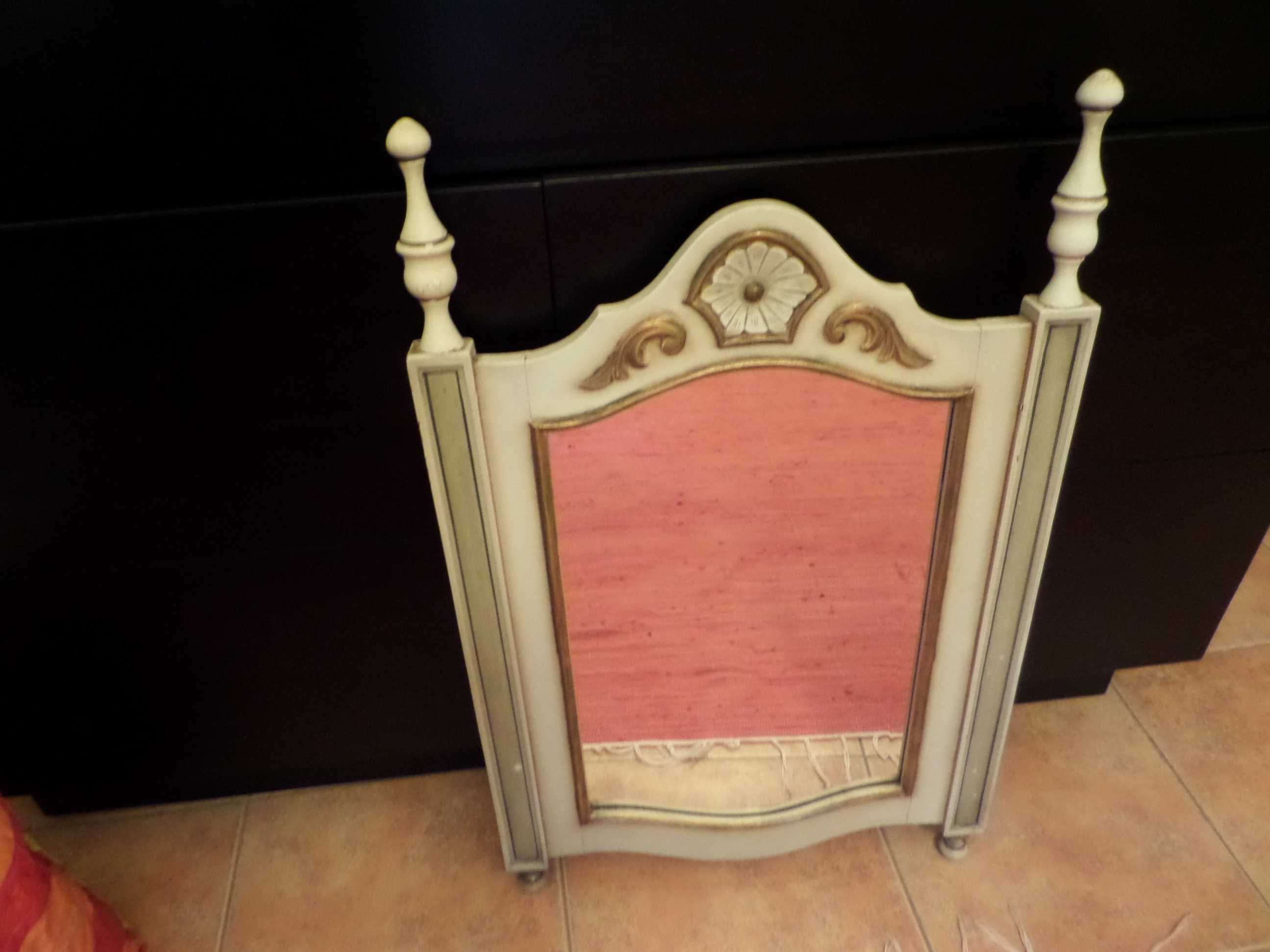 Espelho com armação de madeira trabalhada e pintada