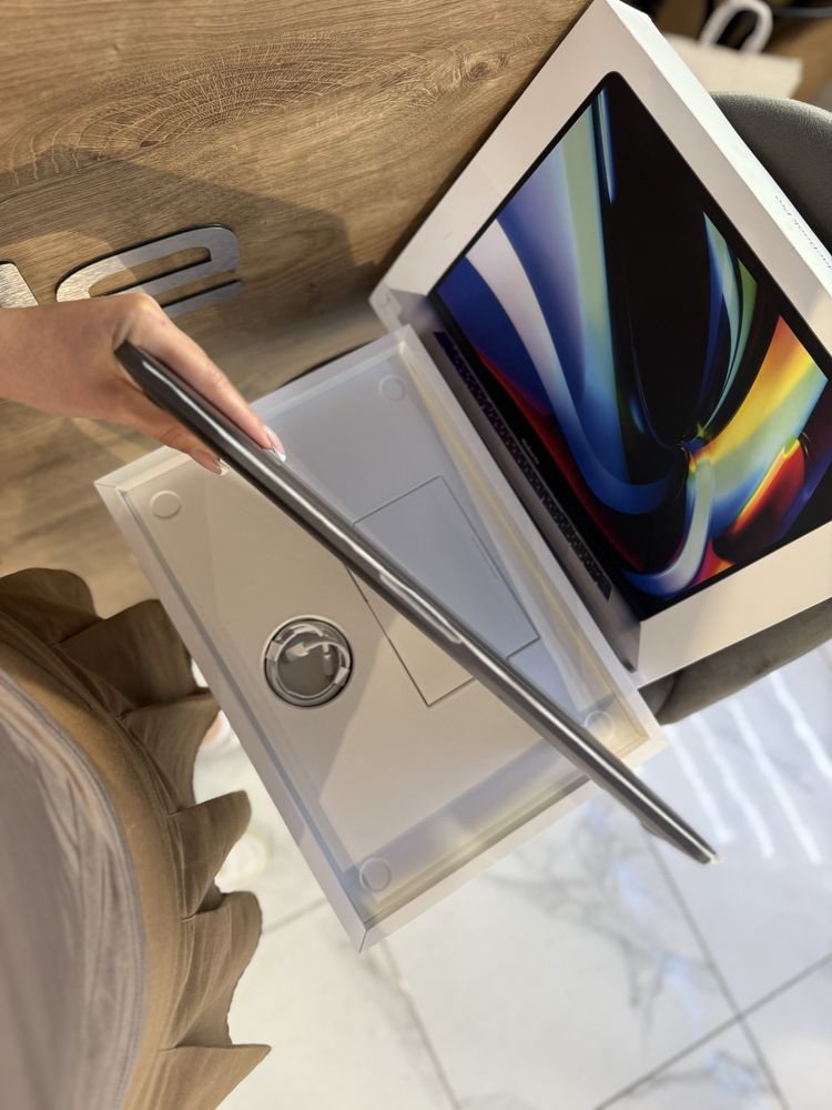 New Apple MacBook Pro 16-inch  i7  16/512GB